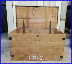 A LARGE RECLAIMED VICTORIAN RUSTIC PINE BLANKET BOX / STORAGE TRUNK Ref M1338